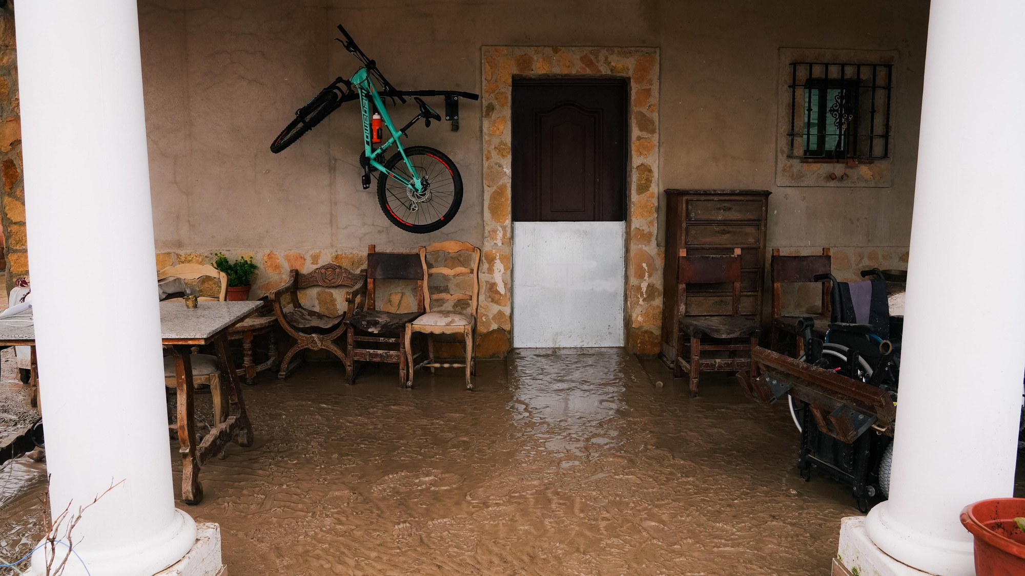 El lodo y el barro, dentro de las parcelas de las calles Perdiz y La Tórtola