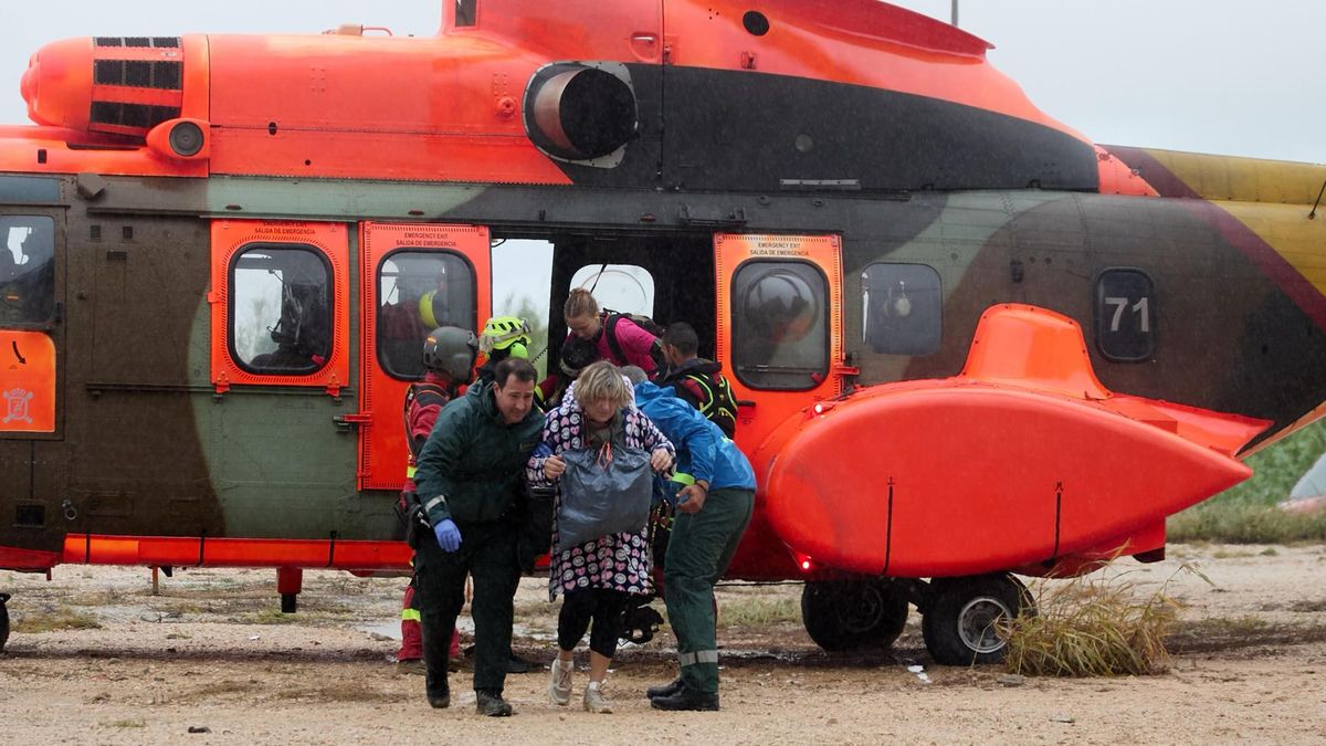 Efectivos de la UME rescatan a varias personas en helicóptero en la localidad de Oliva, en la comarca valenciana de la Safor.