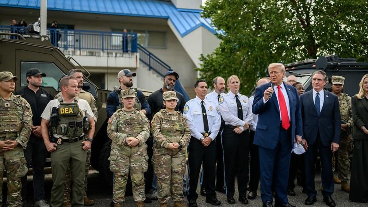 Donald Trump en una visita a militares desplegados en Washington DC