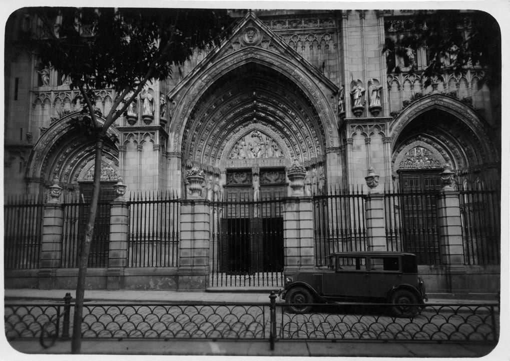 En el centro, Puerta del Perdón, a la derecha, Puerta del Juicio Final y, a la izquierda, Puerta del Infierno. Años 20.