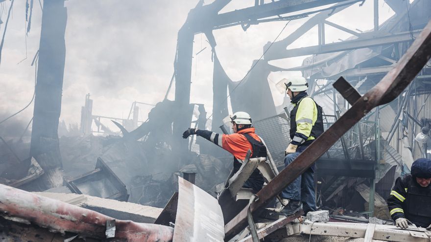 Los bomberos trabajan en los restos de un edificio destruido en Donetsk.
