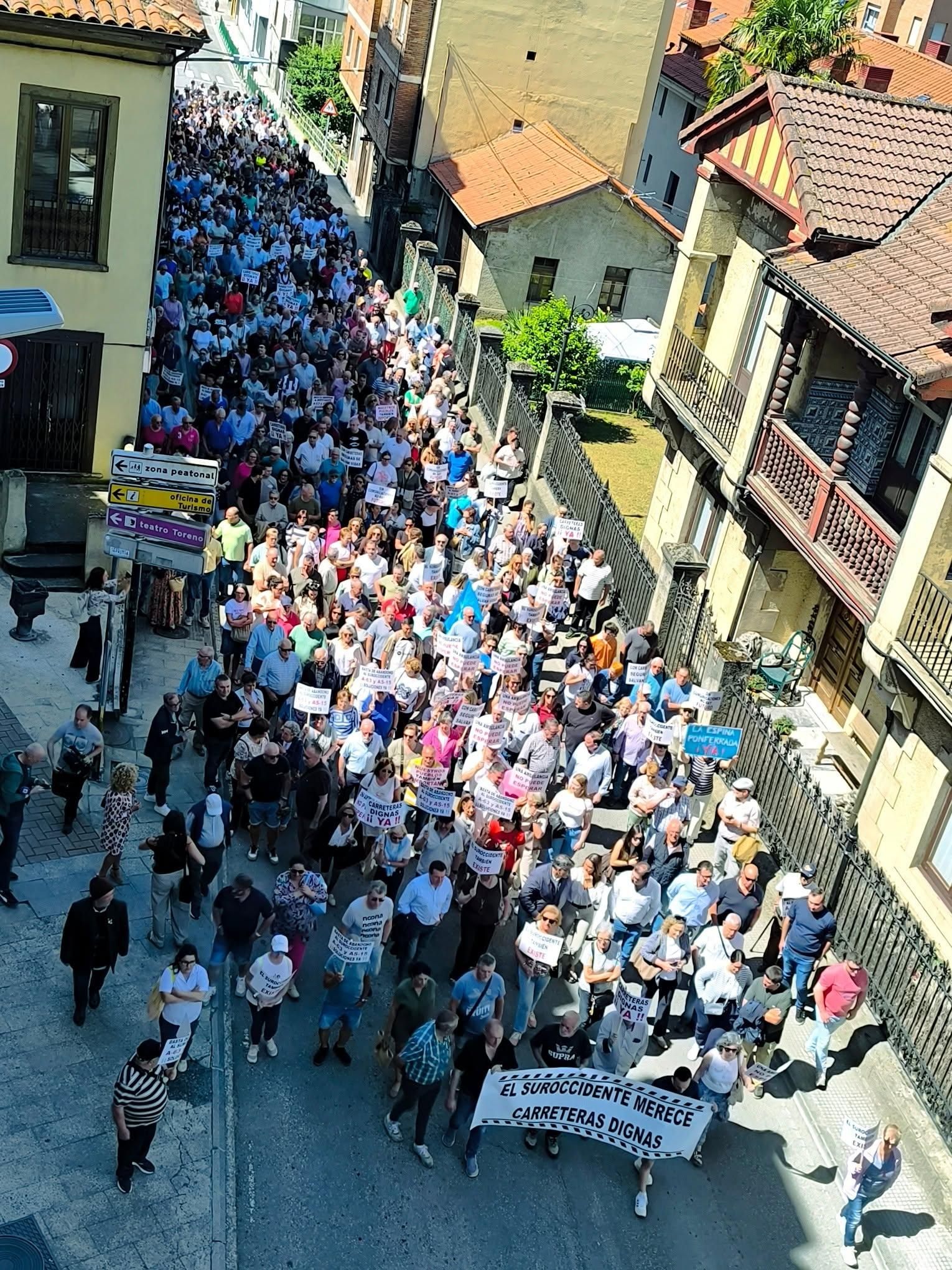 Un momento de la manifestación para exigir carreteras más modernas y seguras, celebrada en Cangas del Narcea y convocada por la Plataforma 'El Suroccidente también en Asturias'.