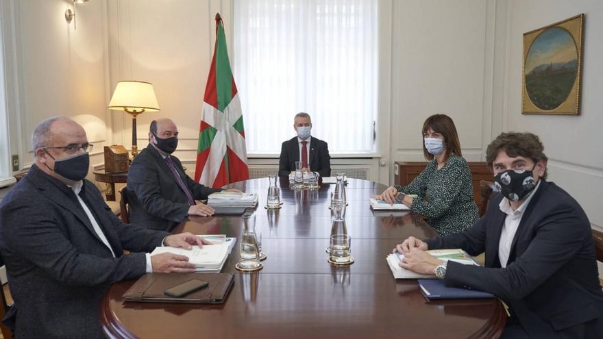 Urkullu y Andueza 'whatsappean' para profundizar en la "coordinación" de PNV y PSE-EE en el Gobierno vasco