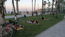 Esterillas en la hierba este lunes por la tarde en la Barceloneta