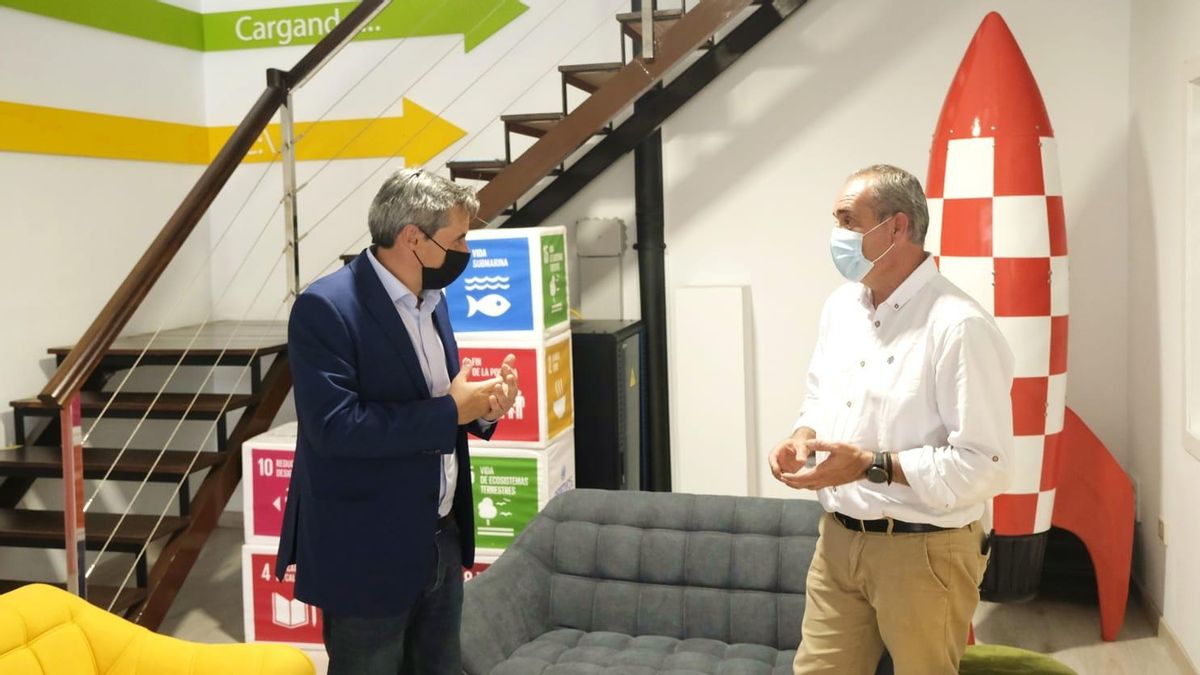 Gonzalo Pascual, (d) consejero de Innovación y Nuevas Tecnologías y Ordenación del Territorio del Cabildo de La Palma, y  Carlos Navarro, director de la Agencia Canaria de Investigación, Innovación y Sociedad de la Información (ACIISI) del Gobierno de Canarias.