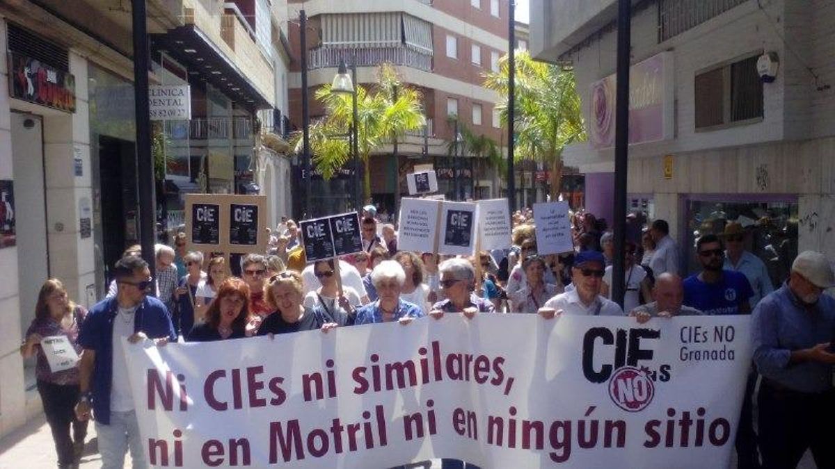 Manifestación de vecinos contra la construcción de un nuevo centro en Motril.