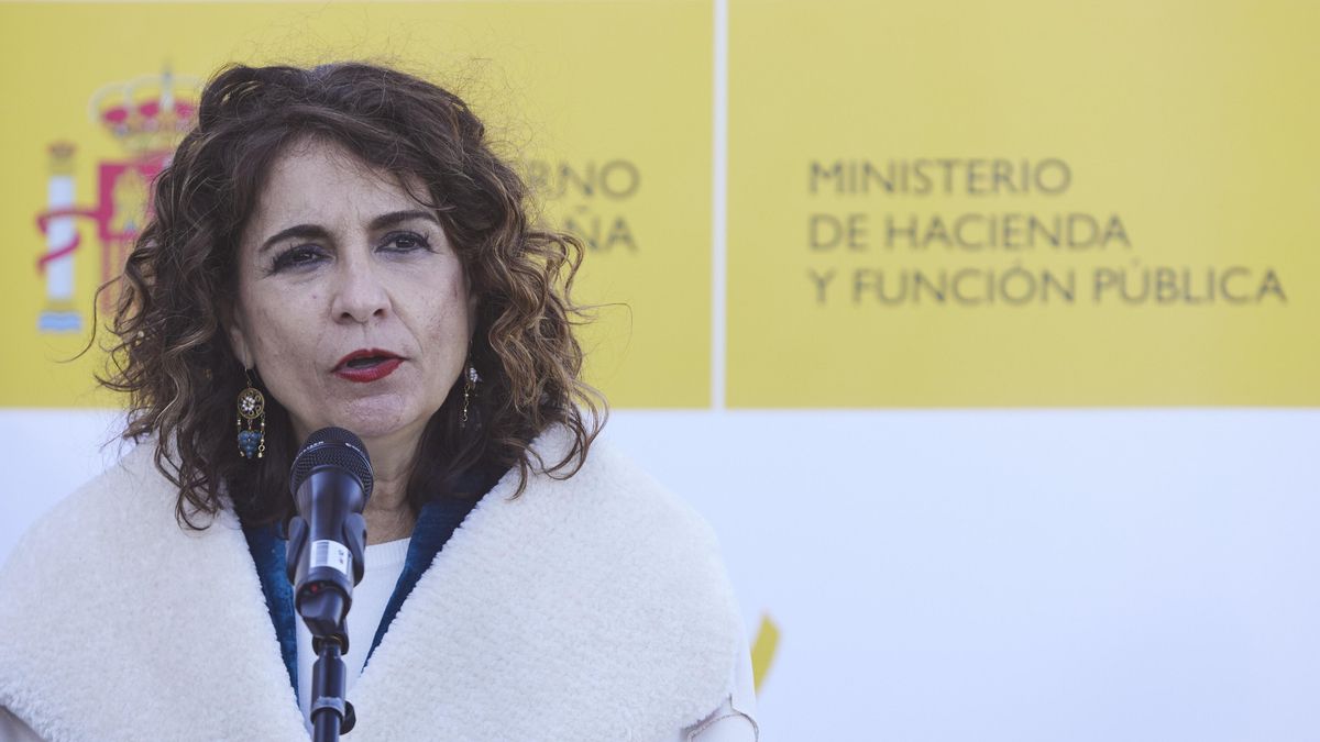 La ministra de Hacienda, María Jesús Montero, atiende a los medios de comunicación durante la presentación del helicóptero Dauphin AS 635 N3 para el servicio de Aduana de la Agencia Tributaria, a 21 de enero de 2022 en Sevilla (Andalucía, España)