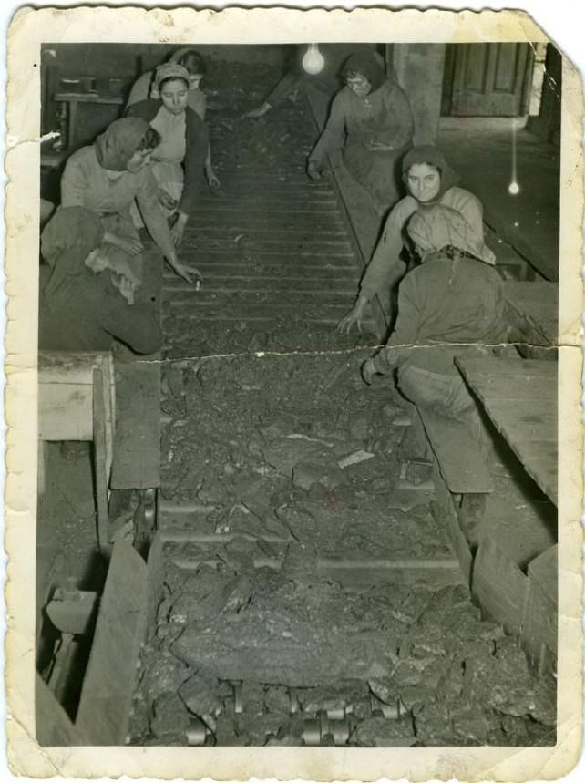 Mujeres mineras en una fotografía antigua. // Archivo del Museo de la Energía