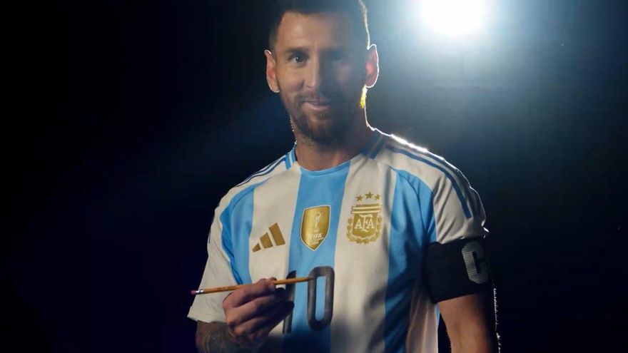 Con las tres estrellas y detalles en dorado, la Selección argentina presentó su nueva camiseta
