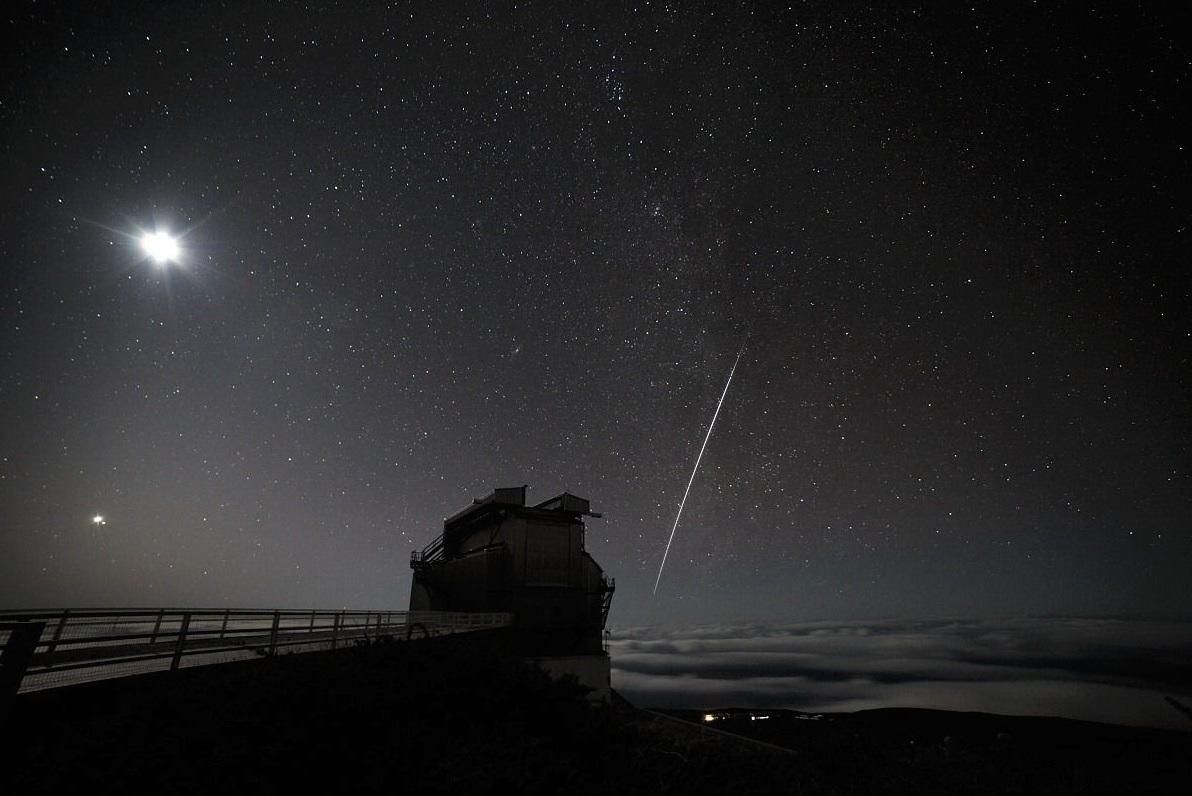 En la imagen, el TNG y, en el cielo, la estela de la Estación Espacial Internacional; también se puede ver la Luna y Venus. Crédito: FGG/TNG.