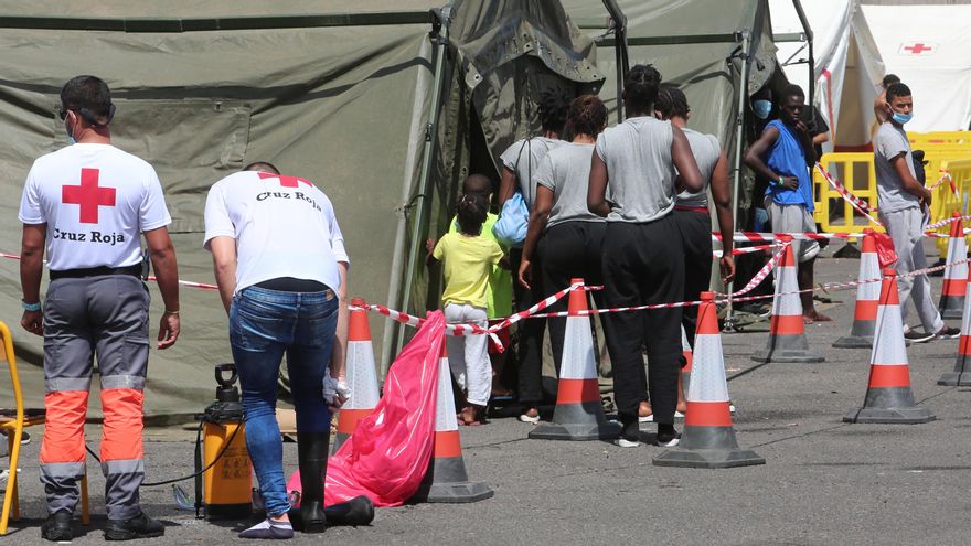 Mujeres y niños en el campamento de Arguineguín 