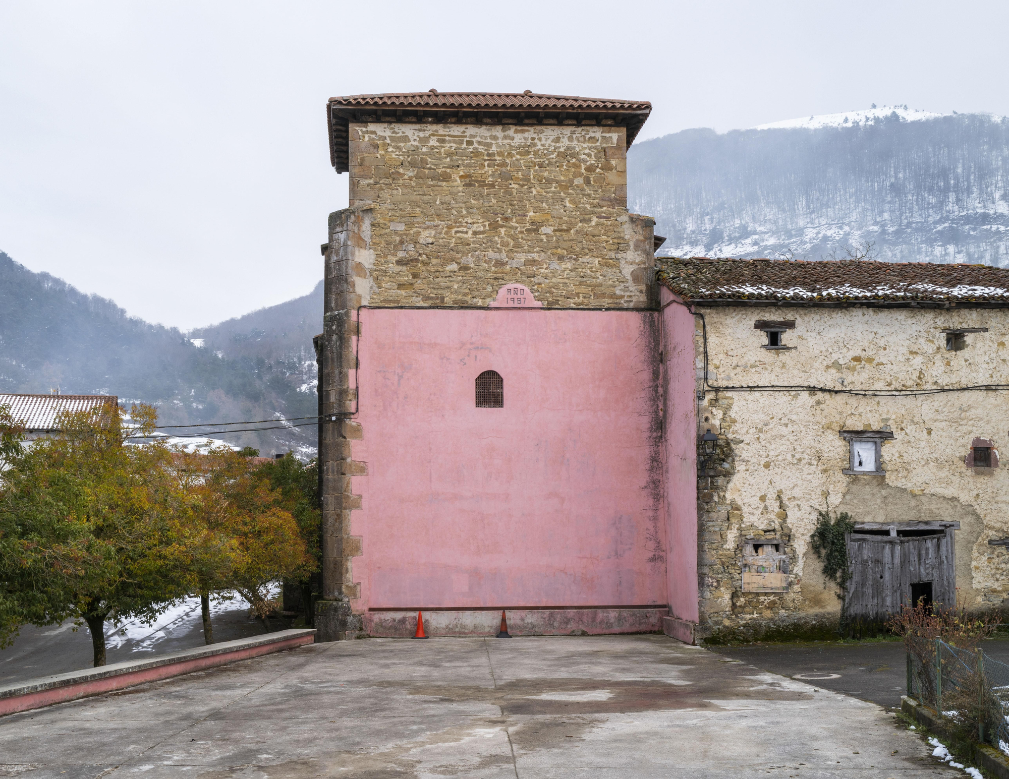 Frontón de Egozkue, Navarra. 'Frontones en los pueblos de España', Gunnar Knechtel