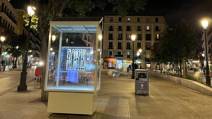 Una de las vitrinas instaladas en la plaza de Lavapiés