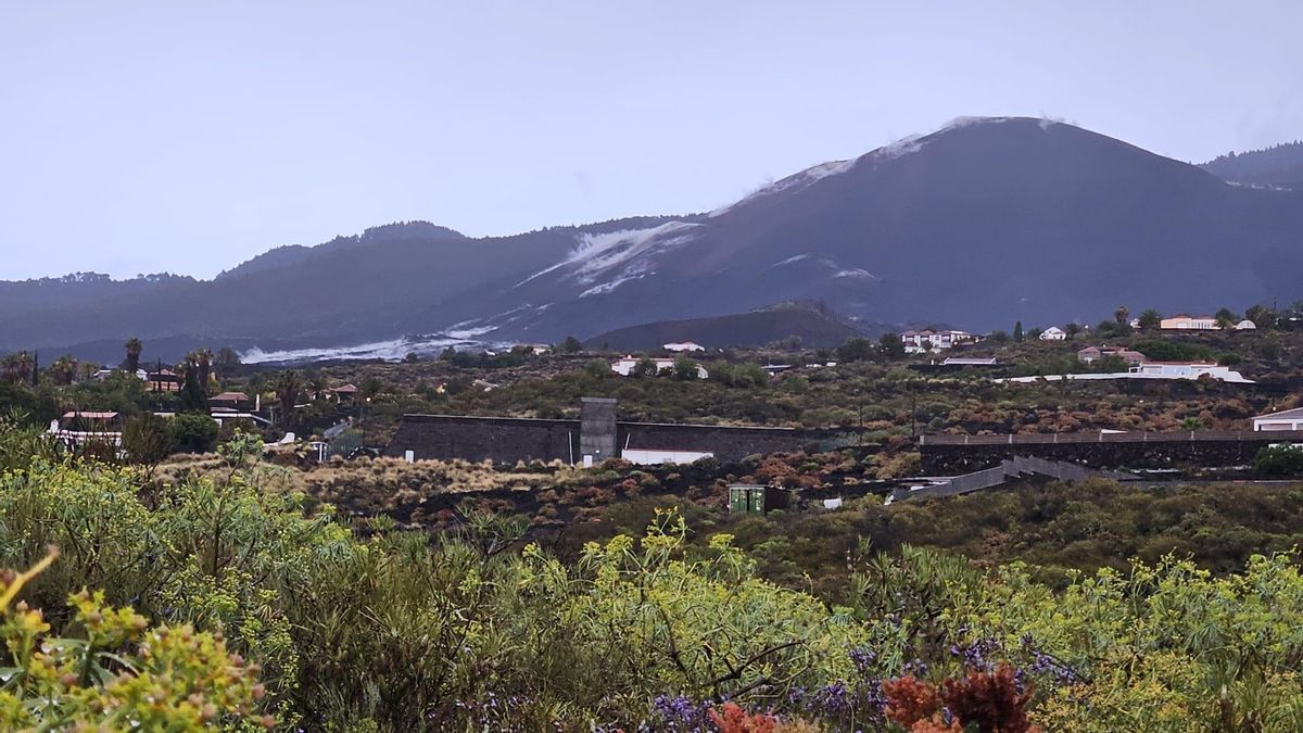 Vapor en el entorno del volcán Tajogaite por la lluvia caida en la tarde de este miércoles.