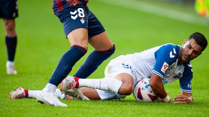 El Tenerife se esconde y lo paga con una goleada en Eibar