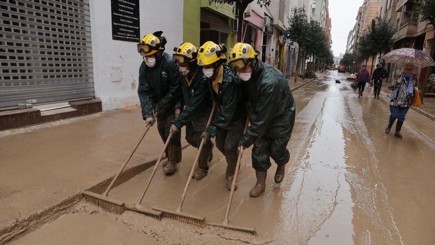 Un grupo de bomberos de Málaga trabaja en la limpieza de calles en Catarroja (Valencia) el pasado miércoles