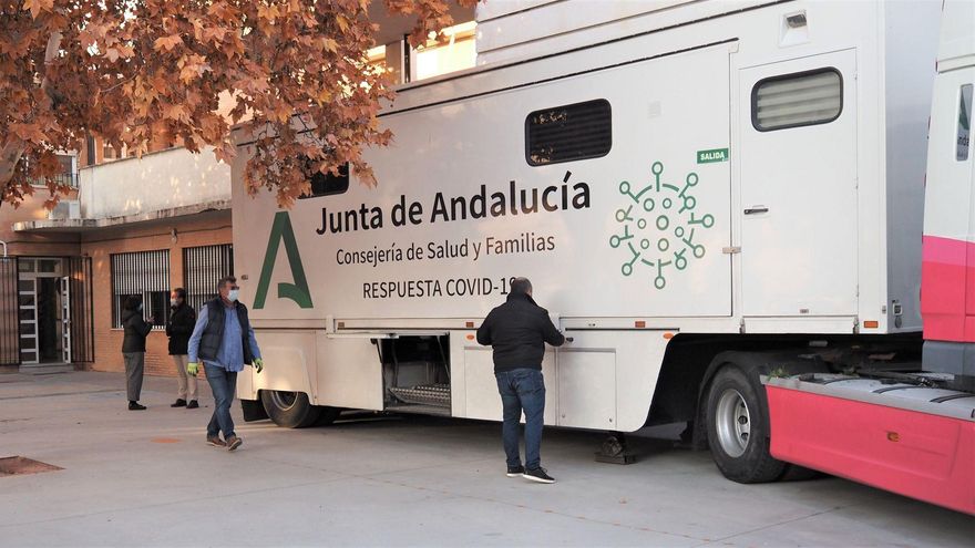 Un camión habilitado para la vacunación, este miércoles en un colegio de Córdoba.