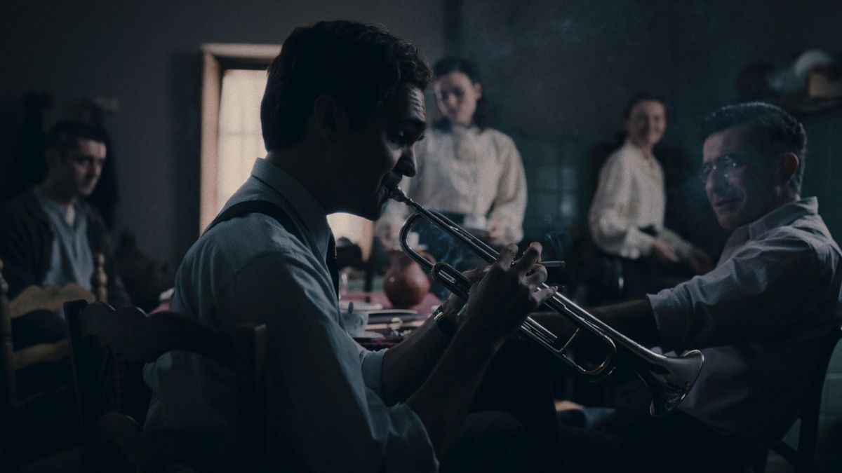 Eneko Sagardoy, interpretando al trompetista vasco Txomin Letamendi en la película Karmele
