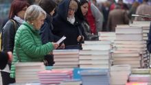 Lectoras comprando libros durante el Sant Jordi de 2019.