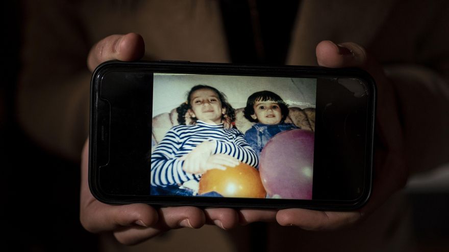 Arwa muestra una foto de su familia en Siria