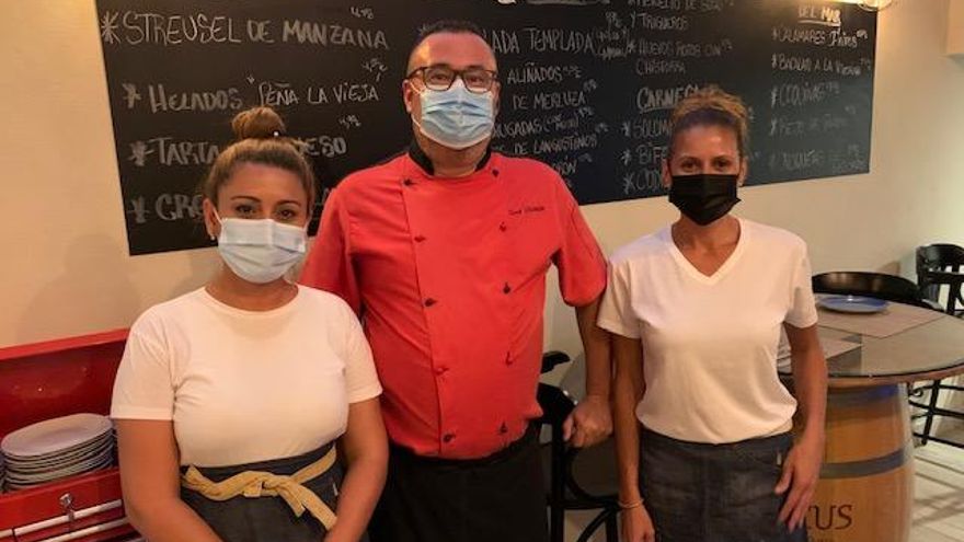 Equipo La Tasca de Mawa con Mari y Patricia en sala y Tony en la cocina