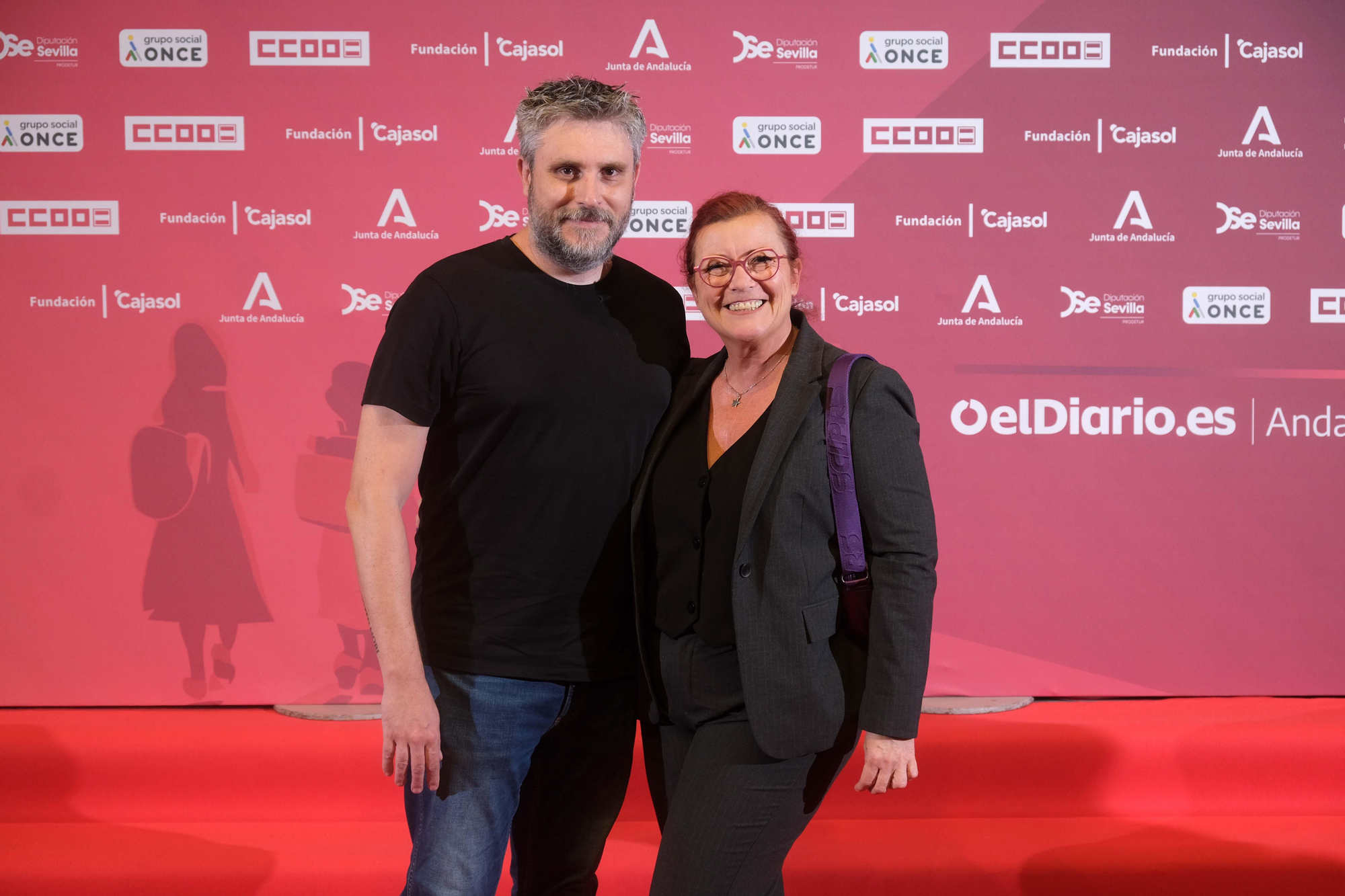 Clara Grima, profesora universitaria y divulgadora de matemáticas, junto a su acompañante