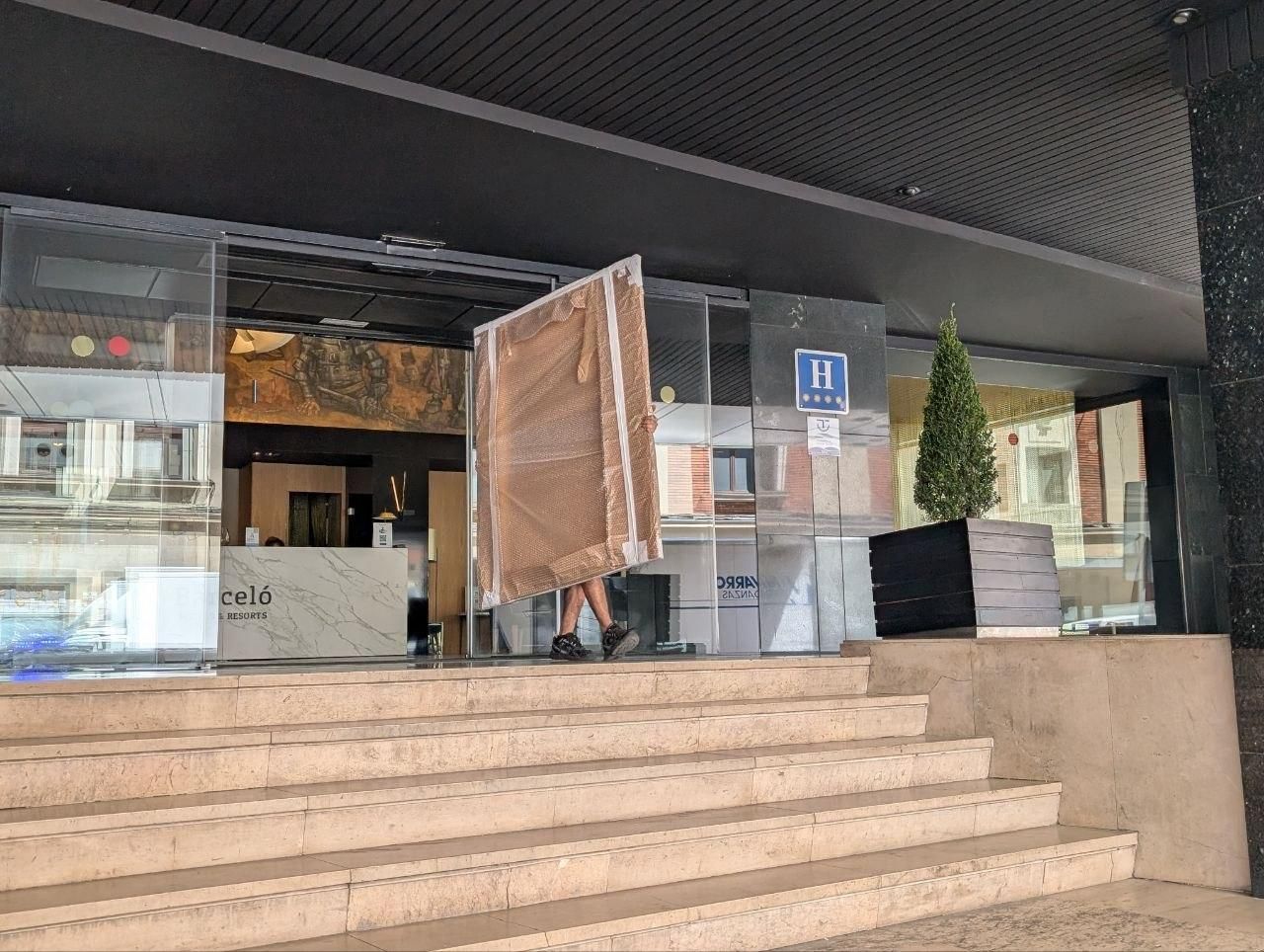Salida de cuadros embargados del Hotel Conde Luna