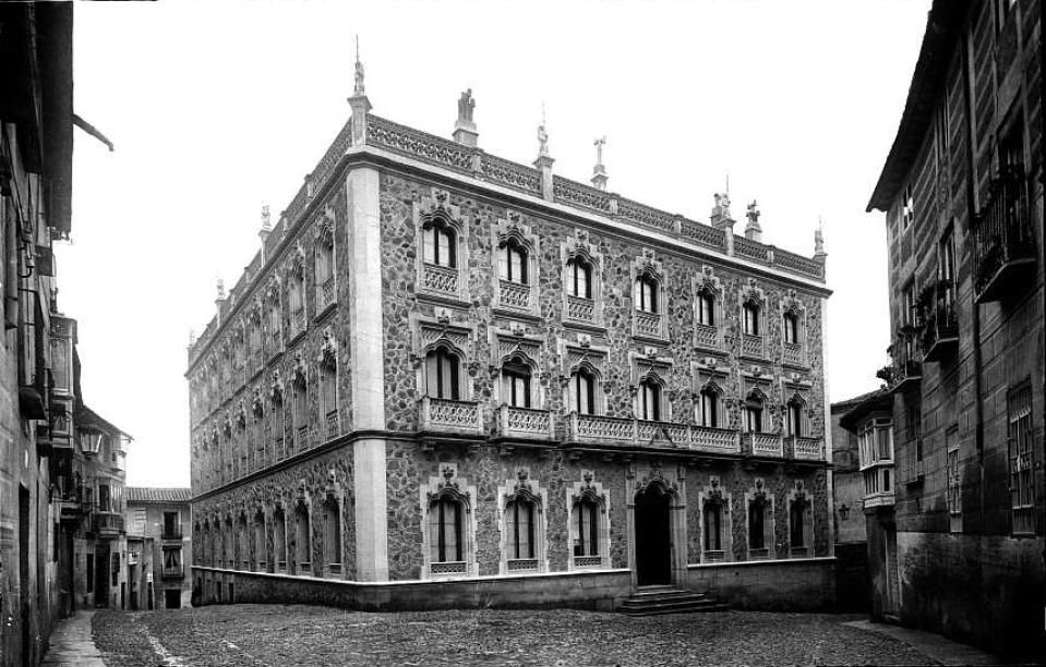 Fachada del Hotel Castilla, propiedad de la familia política de Urabayen y en cuyos sótanos se refugió al inicio de la guerra civil