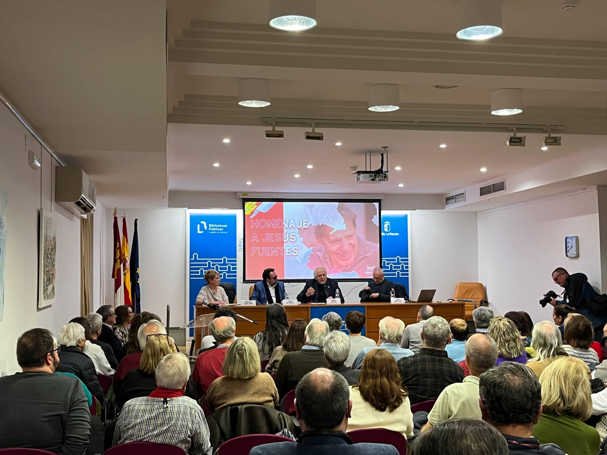 Algunos de los asistentes al homenaje de Jesús Fuentes Lázaro celebrado en la Biblioteca de Castilla-La Mancha