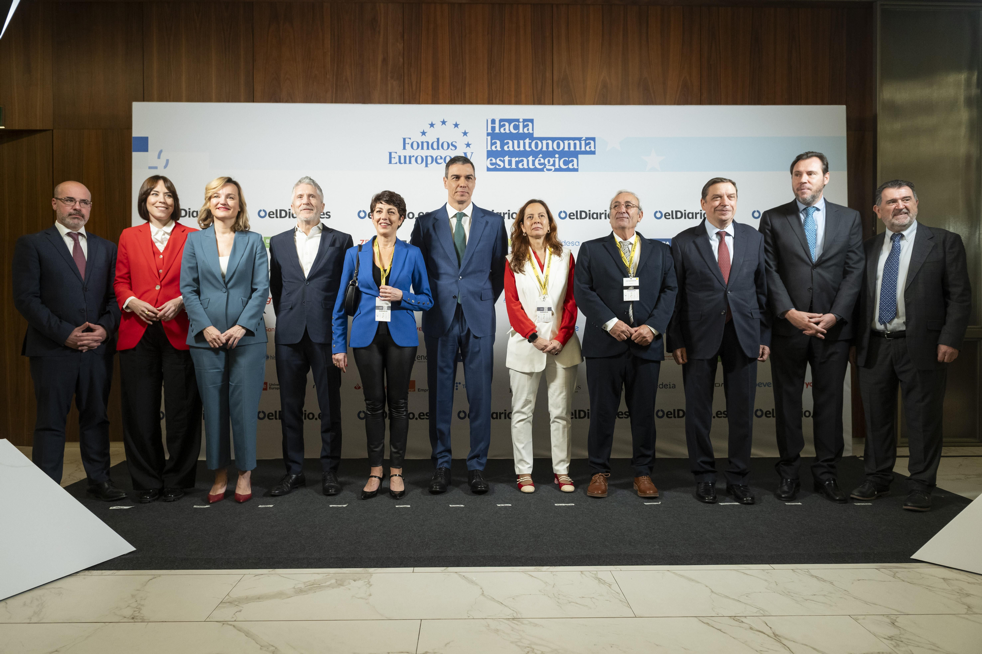 Diana Morant, ministra de Ciencia, Innovación y Universidades; Pilar Alegría, ministra de Educación, Formación Profesional y Deportes y portavoz del Gobierno; Fernando Grande-Marlaska  Gómez, ministro del Interior; Rosalía Lloret, CEO de elDiario.es; Pedro Sánchez, presidente del Gobierno, Neus Tomàs,  directora adjunta de elDiario.es; José Sanclemente, presidente de elDiario.es; Óscar Puente, ministro de Transportes y Movilidad Sostenible; Arsenio Escolar, director de Relaciones Institucionales de elDiario.es