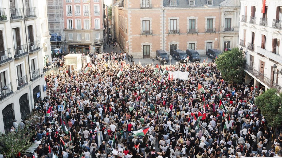 Cientos de personas durante una concentración en apoyo a la Global Sumud Flotilla, frente al Ministerio de Asuntos Exteriores