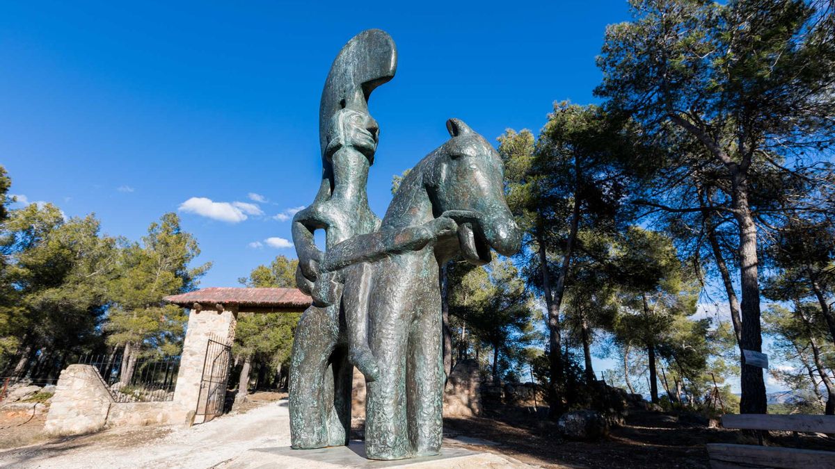 La pequeña estatua plasma a un jinete armado con falcata, escudo circular o caetra y un casco coronado por un vistoso penacho