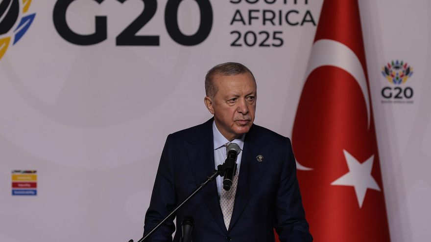 JOHANNESBURG (South Africa), 23/11/2025.- Turkish President Recep Erdogan addresses the media after the conclusion on the G20 Summit held at the Nasrec Expo Centre in Johannesburg, South Africa, 23 November 2025. The two-day summit took place from 22-23 November 2025 with the participation of 42 countries, including 20 member states of the G20, excluding the United States, 16 guest countries and six countries representing Regional Economic Communities in Africa, the Caribbean and East Asia. (Sudáfrica, Estados Unidos, Johannesburgo) EFE/EPA/HALDEN KROG