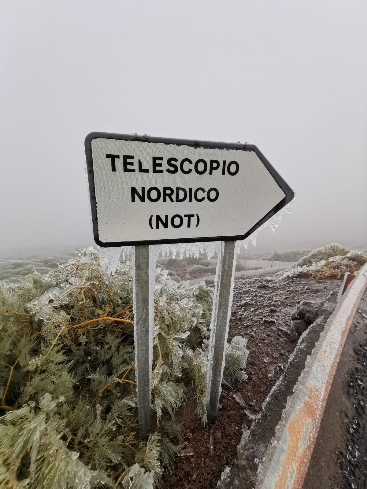 Cencelladas en el indicador del Telescopio NOT y escarcha en el entorno, este viernes.