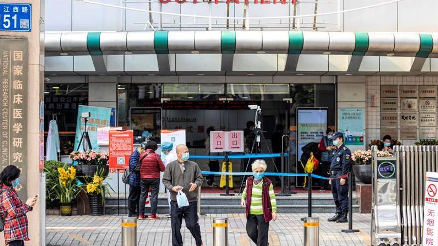 Las autoridades sanitarias chinas situaron hoy en 2.236 la cifra de fallecidos y en 75.465 la de contagios de la neumonía COVID-19, provocada por el coronarivus SARS-CoV-2, diagnosticados en su país.