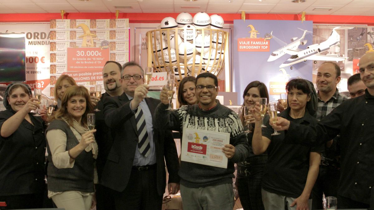 El ganador, en el centro, al recibir el premio.