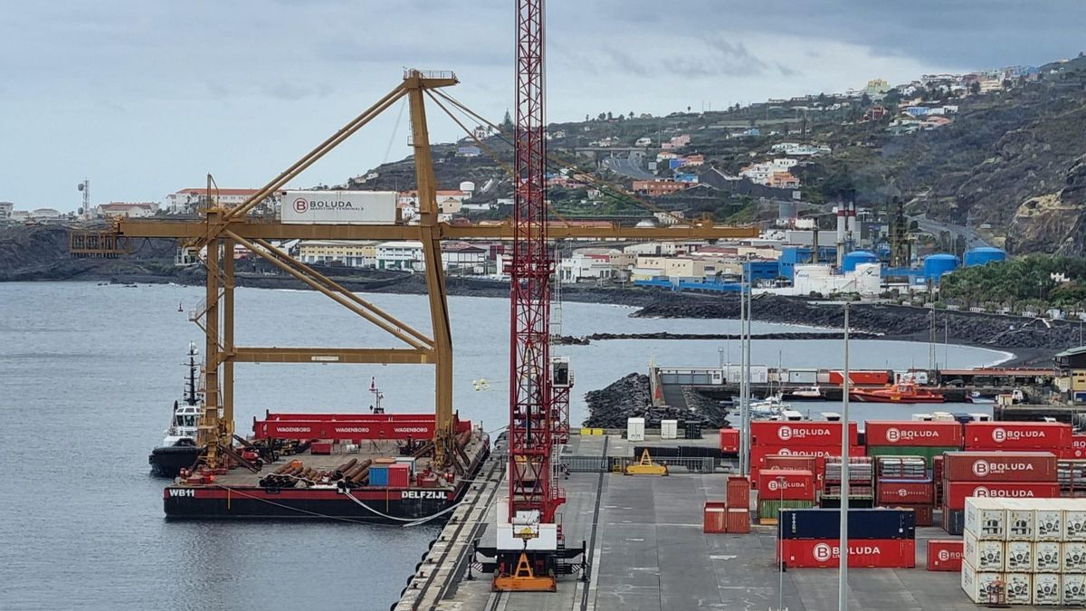El Puerto de Santa Cruz de La Palma  aumenta su fuerza para mover mercancía con una potente grúa
