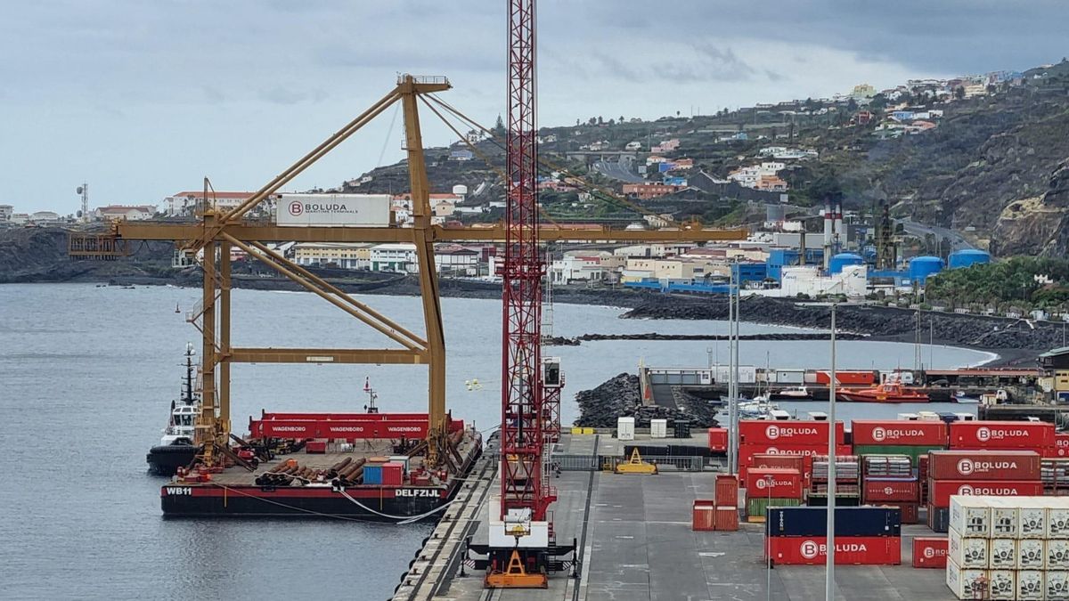 Este martes han comenzado las maniobras para la instalación de una nueva grúa en el Muelle de Contenedores del Puerto de Santa Cruz de La Palma.