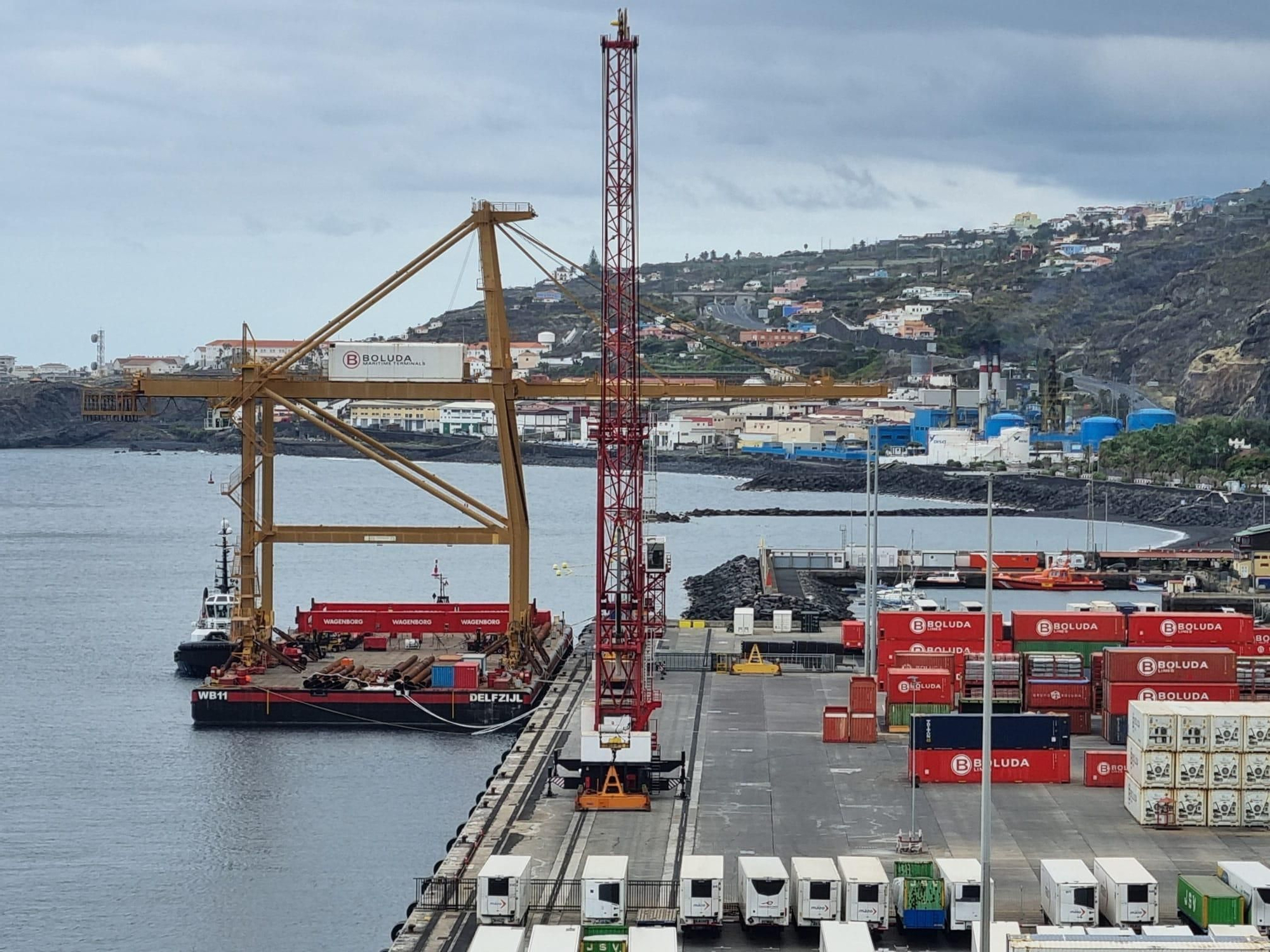 Este martes han comenzado las maniobras para la instalación de una nueva grúa en el Muelle de Contenedores o Polivalente del Puerto de Santa Cruz de La Palma.