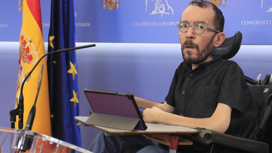 El diputado de Unidas Podemos, Pablo Echenique, durante la rueda de prensa ofrecida antes de la reunión de la Junta de Portavoces que se celebra este martes en el Congreso. EFE/Fernando Alvarado