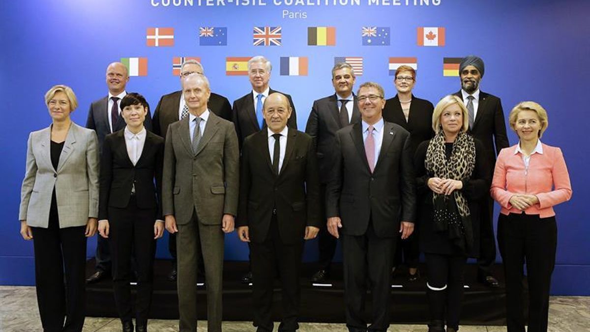 Foto de los ministros de Defensa en la reunión en París de la coalición internacional contra ISIS