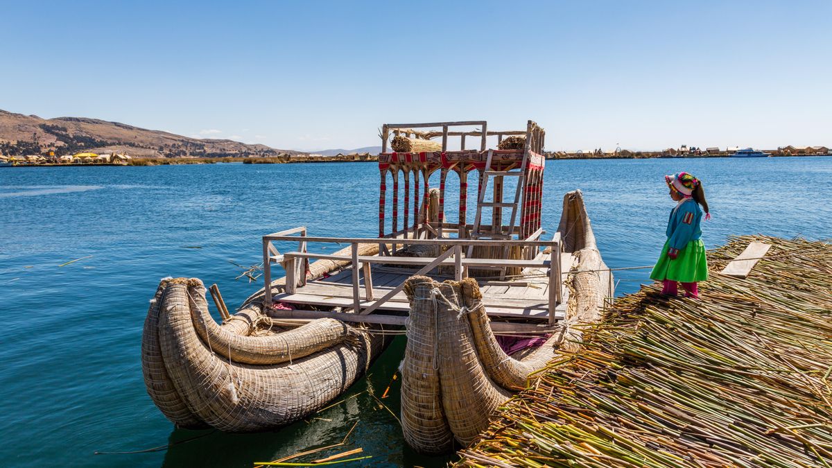 Este es el lago navegable más grande del mundo: los lugareños lo surcan sobre 'plátanos' gigantes