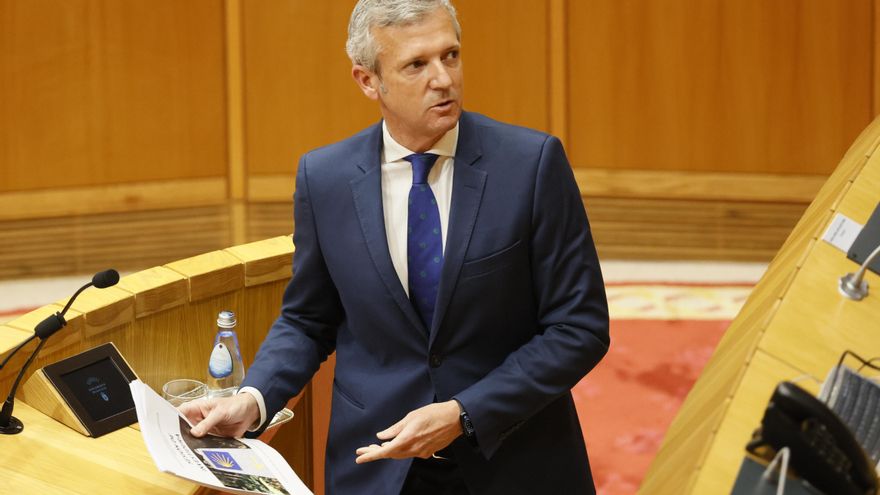 Alfonso Rueda pronuncia su discurso de investidura en el Parlamento gallego en la primera jornada del debate tras el cual relevará a Alberto Núñez Feijóo en la Presidencia de la Xunta. EFE/Lavandeira jr