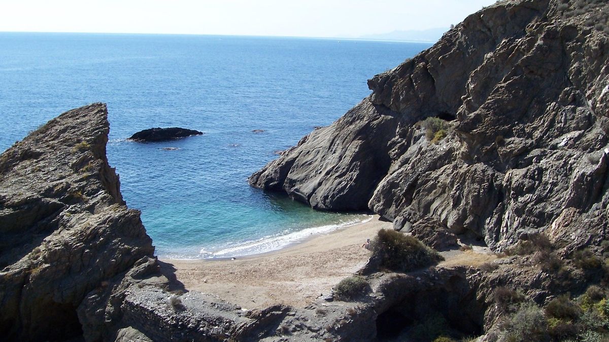 La Cala del Peñón Cortado, una de las calas por las que pasa la Ruta de las Fundiciones.