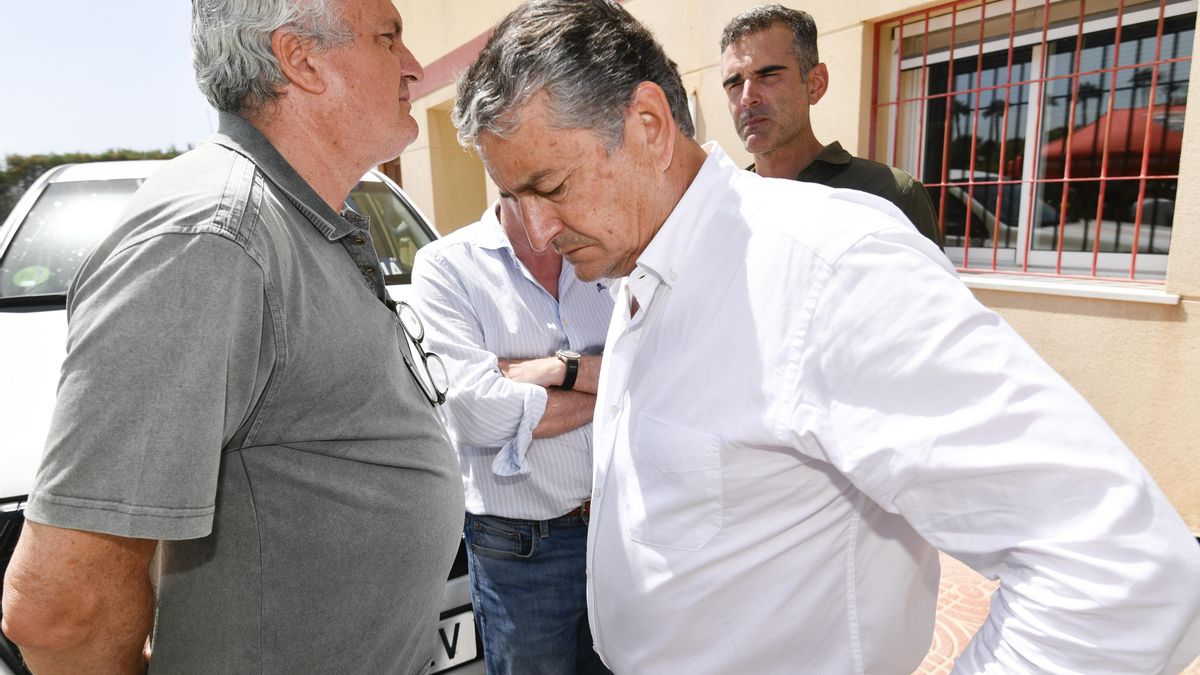 El consejero de la presidencia de Andalucía, Antonio Sanz, en el Puesto de Mando Avanzado.