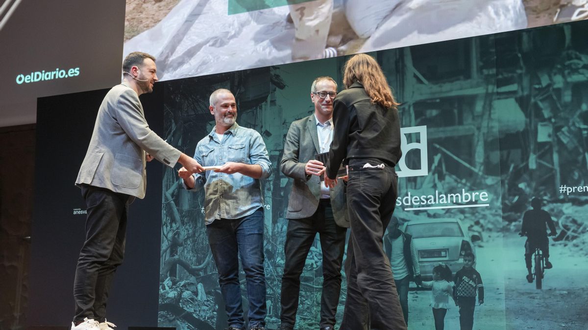 Fernando Álvarez, director de comunicación de la Fundación Anesvad entrega el premio a la mejor crónica o reportaje
