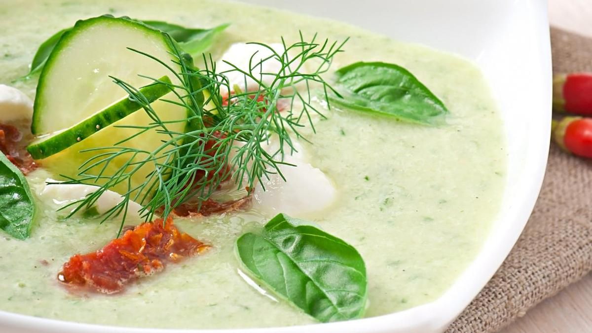 Esta crema de calabacín comparte ingredientes con el gazpacho