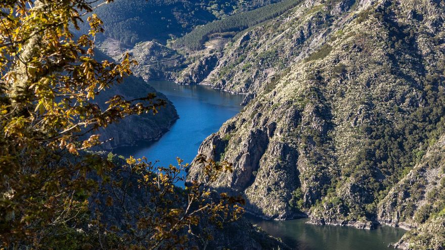 Río enclaustrado. Estampa de la Ribeira Sacra.