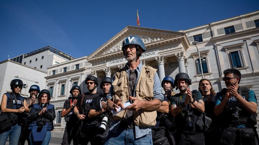 El fotopreiodista Santi Burgos, al frente de un grupo de periodistas gráficos se manifiesta frente al Congreso de los Diputados en Madrid