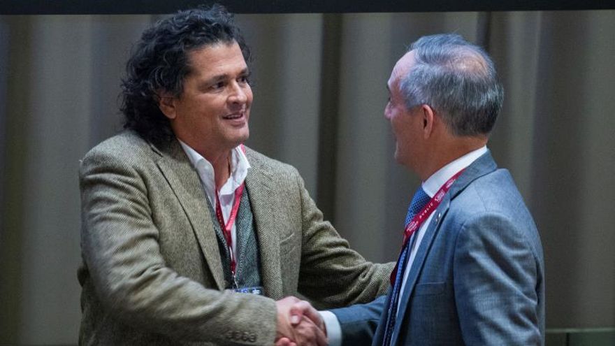 El cantante colombiano Carlos Vives saluda al rector de CESA, Henry Bradford, durante el foro "Latino Impact Summit", este lunes, en las Naciones Unidas, en Nueva York (Estados Unidos).